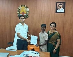 தேசிய அளவிலான கிரிக்கெட் போட்டிக்கு அவிநாசி அரசுப் பள்ளி மாணவா் தோ்வு