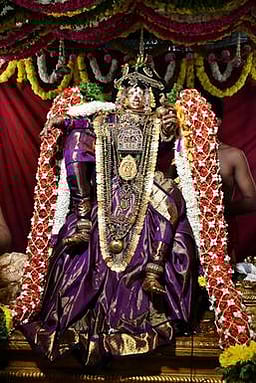 எண்ணெய்க் காப்பு உத்ஸவம்:
மூக்குத்தி சேவையில் ஆண்டாள்