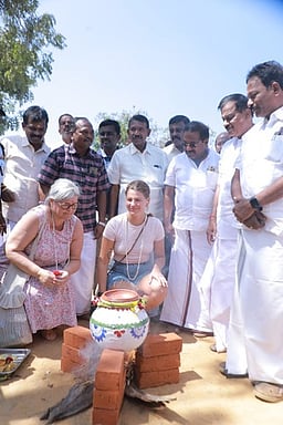 குமரி அருகே பொங்கலிட்டு மகிழ்ந்த வெளிநாட்டு சுற்றுலாப் பயணிகள்