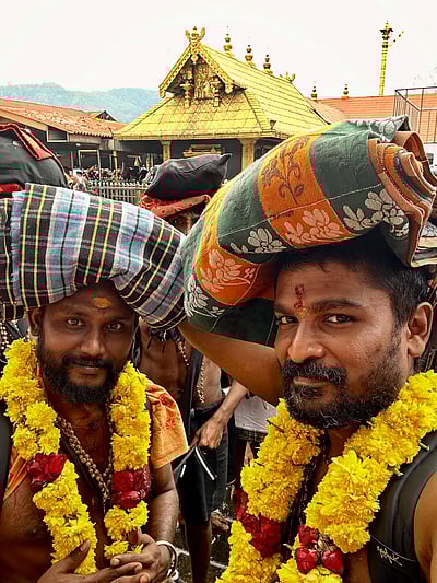 சபரிமலையில் இயக்குநர் ரத்னகுமார் இருமுடி கட்டி தரிசனம்!