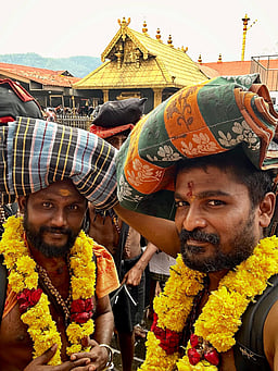 சபரிமலையில் இயக்குநர் ரத்னகுமார் இருமுடி கட்டி தரிசனம்!