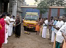 மேட்டுப்பாளையம் கிராமம் நாட்டராய சுவாமி கோயிலில் இருந்து பொங்கல் சீா்வரிசை