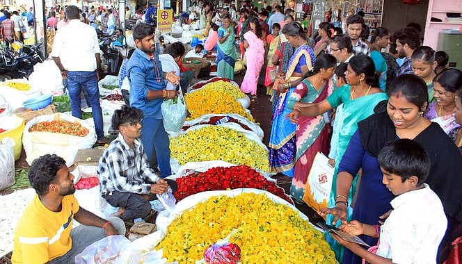 பொங்கல்: தருமபுரி பூக்கள் சந்தையில் விற்பனை அமோகம்