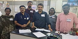 கோரிக்கை அட்டை அணிந்து பணியாற்றிய அரசு மருத்துவா்கள்