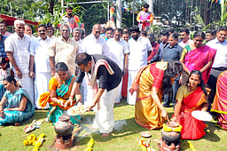 பொங்கல் விழாவில் உறியடித்த ஆளுநா் கைலாஷ்நாதன்