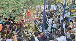 கல்லூரி வளாகத்தில் கிராமத்தினா் வழிபாடு