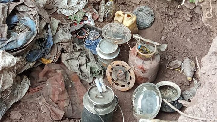 பயங்கரவாதிகள் மறைவிடங்களில் சிலிண்டர், சமையல் எண்ணெய் உள்பட பல பொருள்கள் கண்டெடுப்பு!