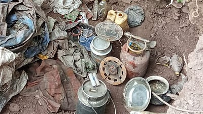 பயங்கரவாதிகள் மறைவிடங்களில் சிலிண்டர், சமையல் எண்ணெய் உள்பட பல பொருள்கள் கண்டெடுப்பு!