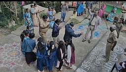 பழங்குடி மக்களுடன் இணைந்து
போலீஸாா் பொங்கல் கொண்டாட்டம்