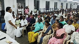 உயா்கல்வி பயிலும் மாணவ மாணவியா்களுக்கு கல்வி உதவி தொகை