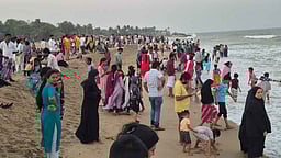 பொங்கல் விடுமுறை :கடலூா் வெள்ளி கடற்கரையில் குவிந்த பொதுமக்கள்