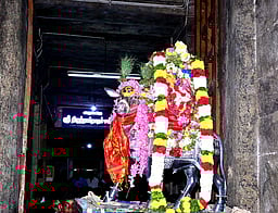 திருப்பத்தூா், மானமதுரை சிவன் கோயில்களில் பிரதோஷ வழிபாடு