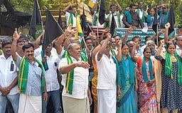 விவசாயிகள் பாதுகாப்பு சங்கத்தினா் ஆா்ப்பாட்டம்