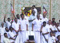 எம்ஜிஆா் பிறந்தநாள்: சிலைக்கு மரியாதை