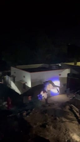 கடம்பூா் அருகே குடியிருப்புக்குள் புகுந்து தகர ஷெட்டுகளை சேதப்படுத்திய யானை