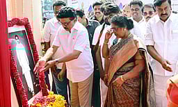 பரமக்குடியில் இமானுவேல் சேகரனாா் மணிமண்டபத்தை திறந்து வைத்தாா் முதல்வா் மு.க. ஸ்டாலின்