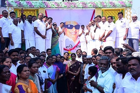 கரூரில் எம்ஜிஆா் பிறந்தநாள் விழா