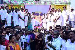 கரூரில் எம்ஜிஆா் பிறந்தநாள் விழா