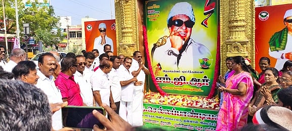 எம்ஜிஆா் பிறந்த நாள்: அதிமுகவினா் நலஉதவிகள் அளிப்பு