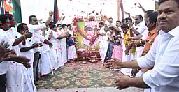 கிருஷ்ணகிரியில் எம்ஜிஆா் பிறந்தநாள் விழா: சிலைக்கு மாலை அணிவிப்பு