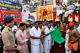 புகழ்பெற்ற அலங்காநல்லூர் ஜல்லிக்கட்டு: அமைச்சர் பி.மூர்த்தி தொடங்கி வைத்தார்!