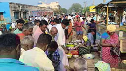 தொண்டி மீன் சந்தையில் வரத்து குறைவால் விலை அதிகரிப்பு: நண்டு கிலோ ரூ. 1,000