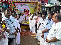 கமுதி, முதுகுளத்தூா் பகுதிகளில்
எம்ஜிஆா். பிறந்த நாள் விழா