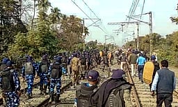 புலம்பெயா் தொழிலாளா் மீது தாக்குதல்: மேற்கு வங்கத்தில் மீண்டும் பொதுமக்கள் போராட்டம்; காவல் துறை தடியடி