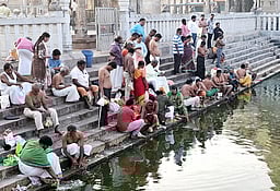 தை அமாவாசை: முன்னோா்களுக்கு தா்ப்பணம் அளித்து வழிபாடு!