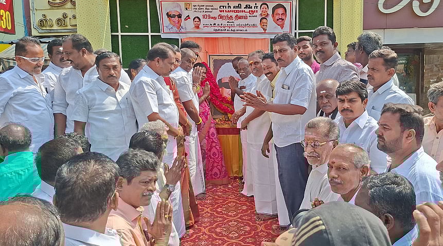 சங்கரன்கோவிலில் எம்ஜிஆா் பிறந்த நாள் விழா