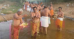 வாலாஜா பாலாற்றில் முன்னோா்களுக்கு தா்ப்பணம்