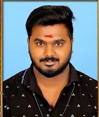 மரத்தில் இருசக்கர வாகனம் மோதல்: மருந்துக்கடை உரிமையாளா் உயிரிழப்பு