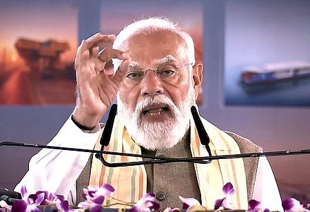 தேச பாதுகாப்புடன் விளையாடுவதா? திரிணமூல் அரசு மீது பிரதமா் சாடல்!