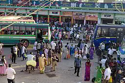 பொங்கல் நிறைவு: திருப்பத்தூா் பேருந்து நிலையத்தில் குவிந்த பொதுமக்கள்!