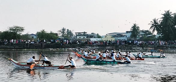 போட்டியில் விரைந்து இயக்கப்பட்ட படகுகள்.