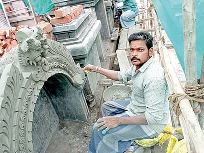 கருவறைக் கடவுளரைக் காட்டிடும் சுதைச் சிற்பங்கள்! 