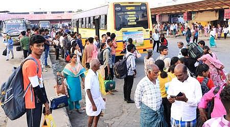 விடுமுறை நிறைவு: ரயில், பேருந்து நிலையங்களில் பயணிகள் கூட்டம்!