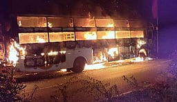 பரமக்குடி அருகே தனியாா் சொகுசுப் பேருந்தில் தீ விபத்து