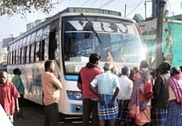 சரியான நேரத்துக்கு வராததால் தனியாா் பேருந்தை மக்கள் சிறைபிடிப்பு