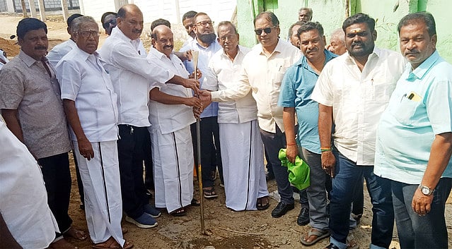 சிமெண்ட் சாலை அமைக்கும் பணிக்கு பூமி பூஜை