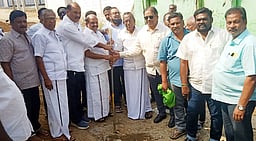 சிமெண்ட் சாலை அமைக்கும் பணிக்கு பூமி பூஜை