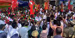 அறந்தாங்கி காவல் ஆய்வாளரைக் கண்டித்து அனைத்துக் கட்சியினா் போராட்டம்