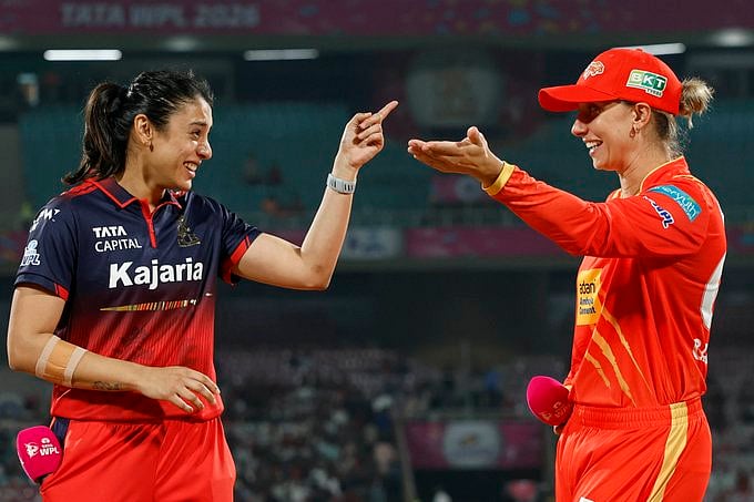 மகளிர் பிரீமியர் லீக்: ஆர்சிபிக்கு எதிராக குஜராத் ஜெயண்ட்ஸ் பந்துவீச்சு!