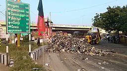 லாரி கவிழ்ந்ததில் சாலையில் கொட்டிய குப்பையால் போக்குவரத்து பாதிப்பு