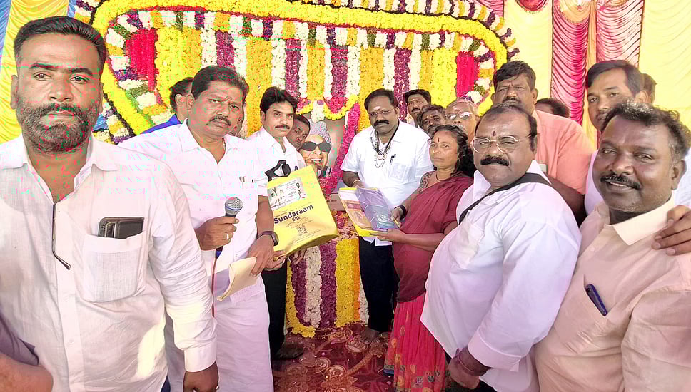 பழங்குடியின மக்களுக்கு
வேட்டி, சேலை அளிப்பு