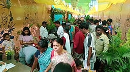 மலா்க் கண்காட்சி செடிகளை
ஆா்வமாக வாங்கிச் சென்ற மக்கள்