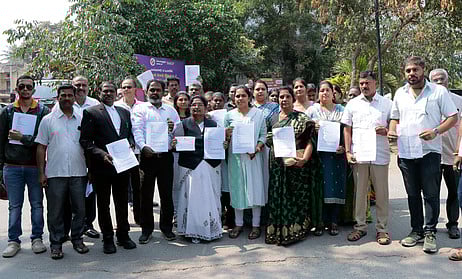 கிணத்துக்கடவு அருகே ஆக்கிரமிக்கப்பட்ட மயான நிலத்தை மீட்டுத்தர கோரி ஆட்சியரிடம் மனு