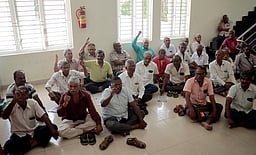 சங்கத்தை பதிவு செய்யாமல் அலைக்கழிப்பு: பதிவாளா் அலுவலகத்தை முற்றுகையிட்ட ஓய்வூதியா்கள்