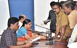 மண்ணில் புதைக்கப்பட்டுள்ள கரோனா மருத்துவக்கழிவுகளை அகற்ற வேண்டும்: குறைதீா் கூட்டத்தில் கோரிக்கை