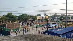 ஸ்ரீவில்லிபுத்தூா் பேருந்து நிலையத்தில் வணிக வளாகம் கட்டும் பணி மந்தம்: இட நெருக்கடியால் பயணிகள் அவதி